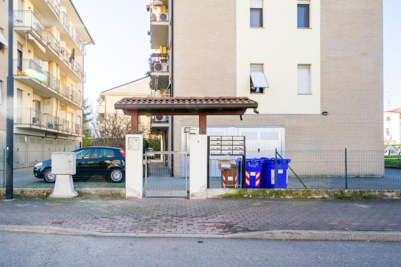 Parma Fiere Studio Con Parcheggio E Balcone Apartment Exterior foto